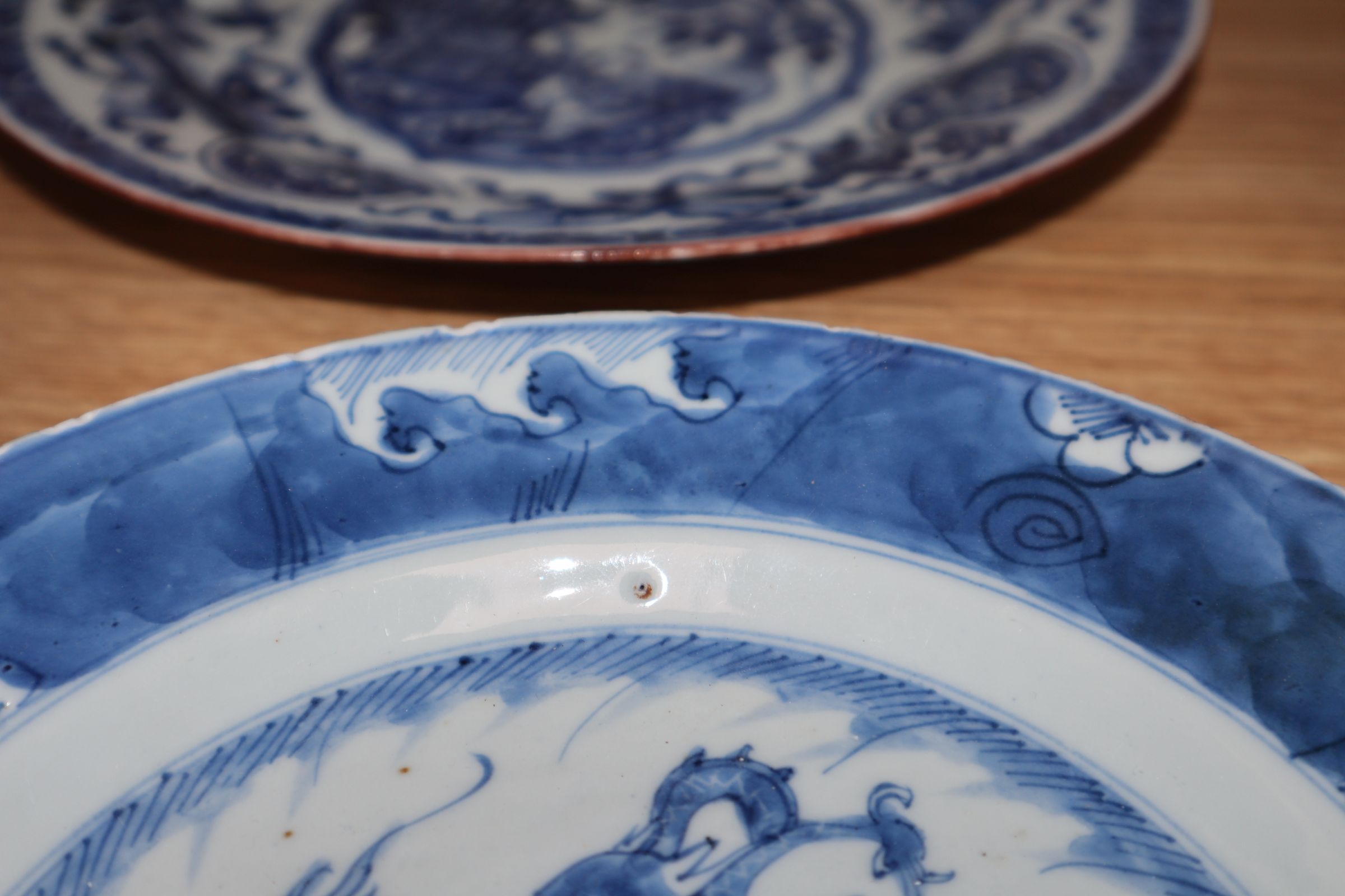 An 18th century Kangxi Chinese blue and white dragon plate and one other. largest diameter 22.5cm - Bild 3 aus 7