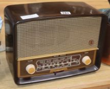 A 1950's Bakelite radio