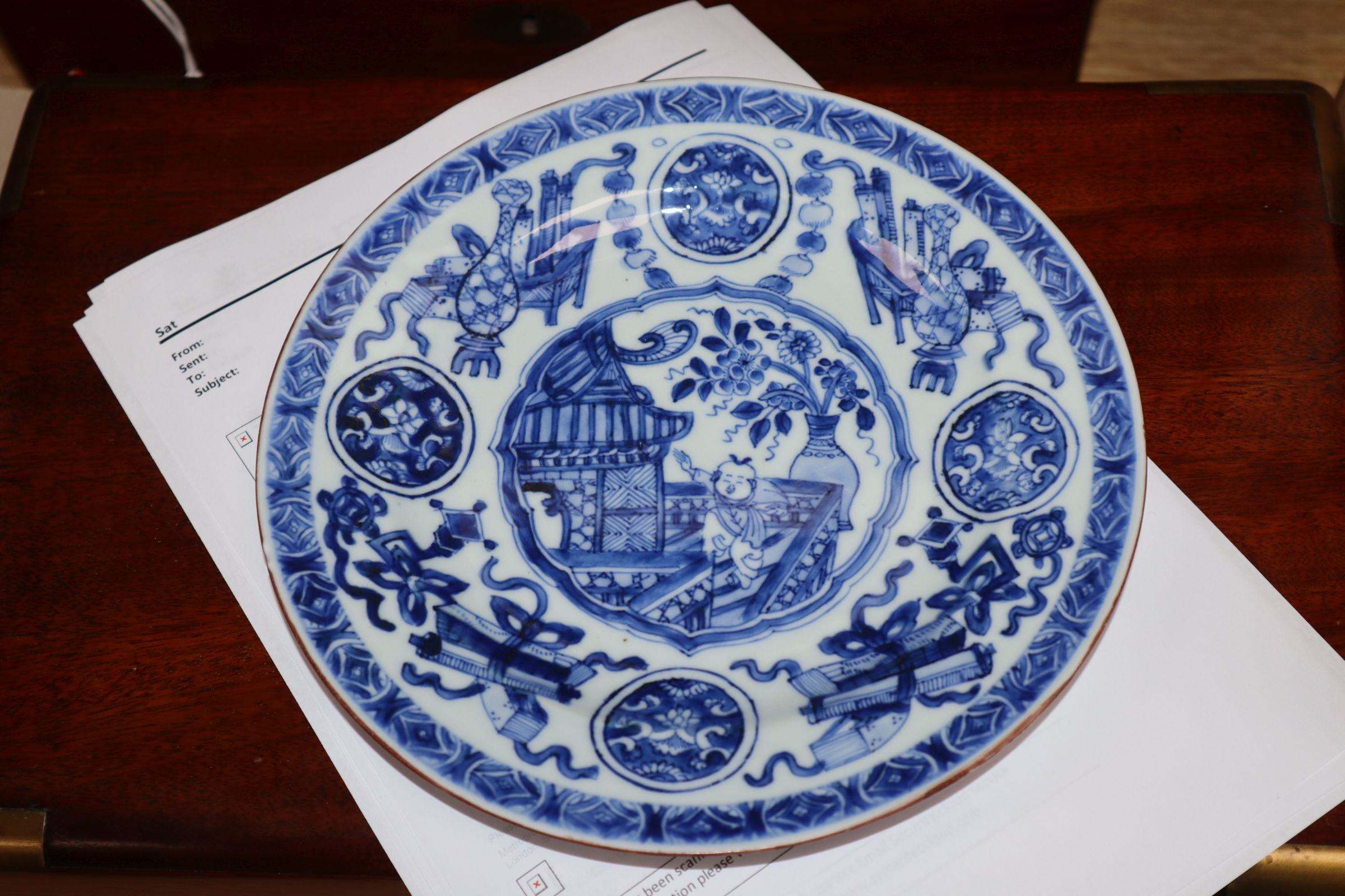 An 18th century Kangxi Chinese blue and white dragon plate and one other. largest diameter 22.5cm - Bild 6 aus 7