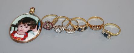 Four assorted 18ct and gem set dress rings including solitaire diamond, two 9ct gold gem set rings