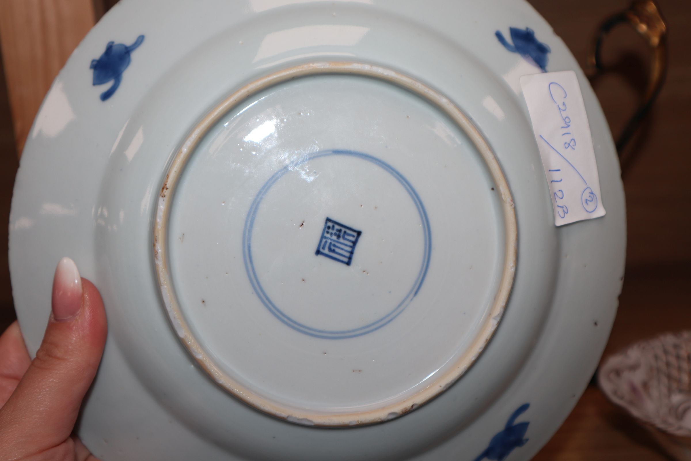 An 18th century Kangxi Chinese blue and white dragon plate and one other. largest diameter 22.5cm - Bild 4 aus 7