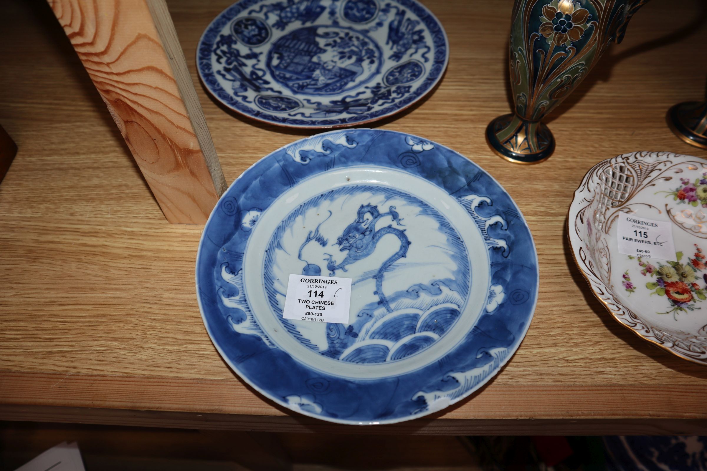 An 18th century Kangxi Chinese blue and white dragon plate and one other. largest diameter 22.5cm - Bild 2 aus 7