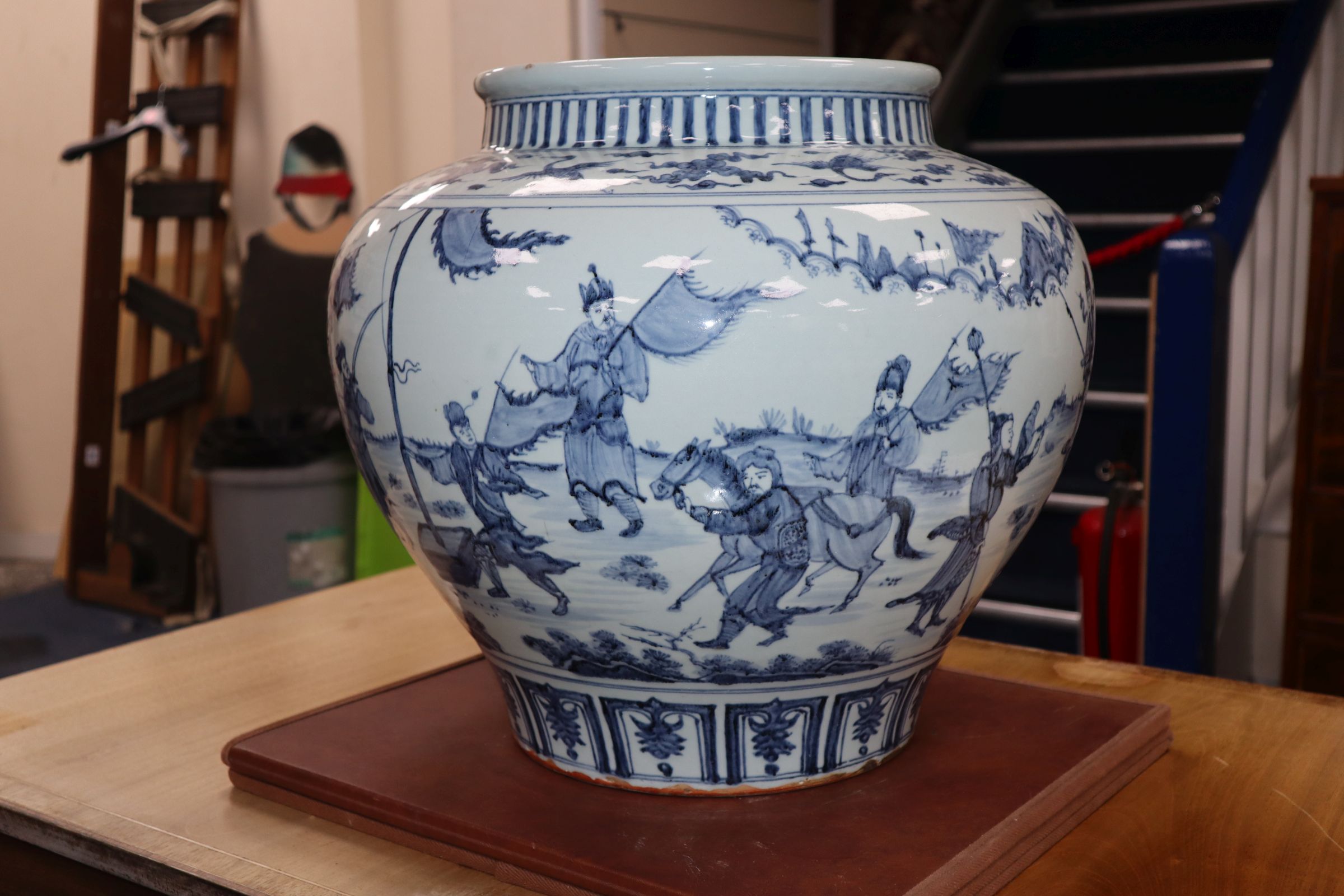 A large Chinese blue and white Guan jar height 40cm - Image 7 of 10