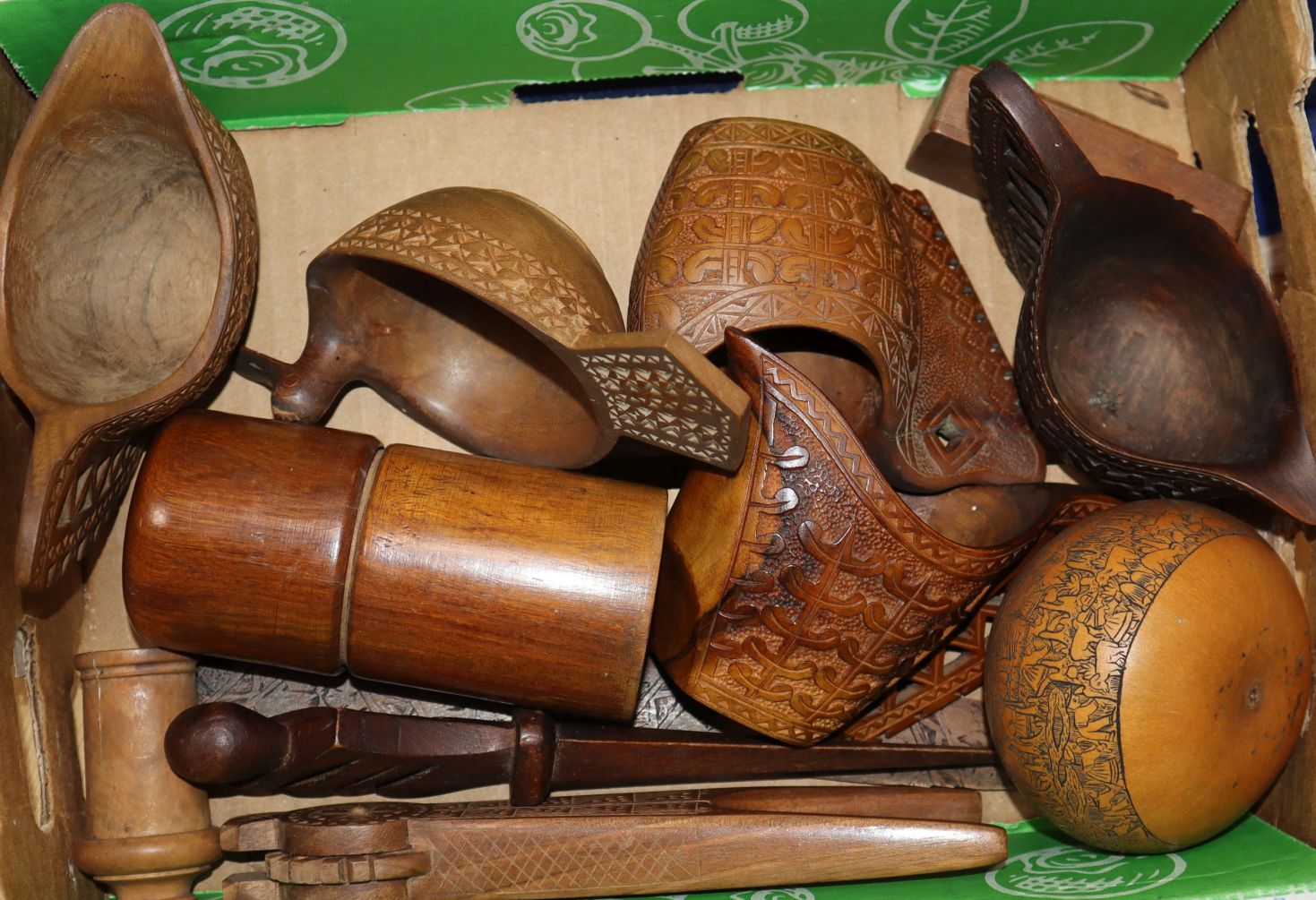 A collection of assorted European treen objects