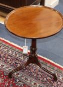 A Victorian circular mahogany tilt-top occasional table on tripod support Diameter 45cm