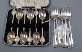 A set of six George V silver Jubilee coffee spoons, London 1935 (cased) and a set of six silver cake