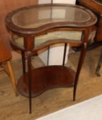 An Edwardian kidney shaped mahogany bijouterie table W.60cm