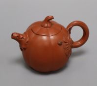 A Chinese Yixing teapot height 10cm