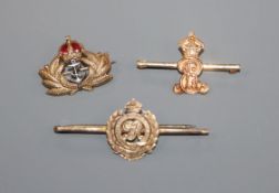 Three 9ct gold sweetheart bar brooches including one with red enamel, largest 49mm.