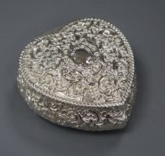 A late Victorian repousse silver heart shaped trinket box, Birmingham, 1899, 11.5cm, 5 oz.