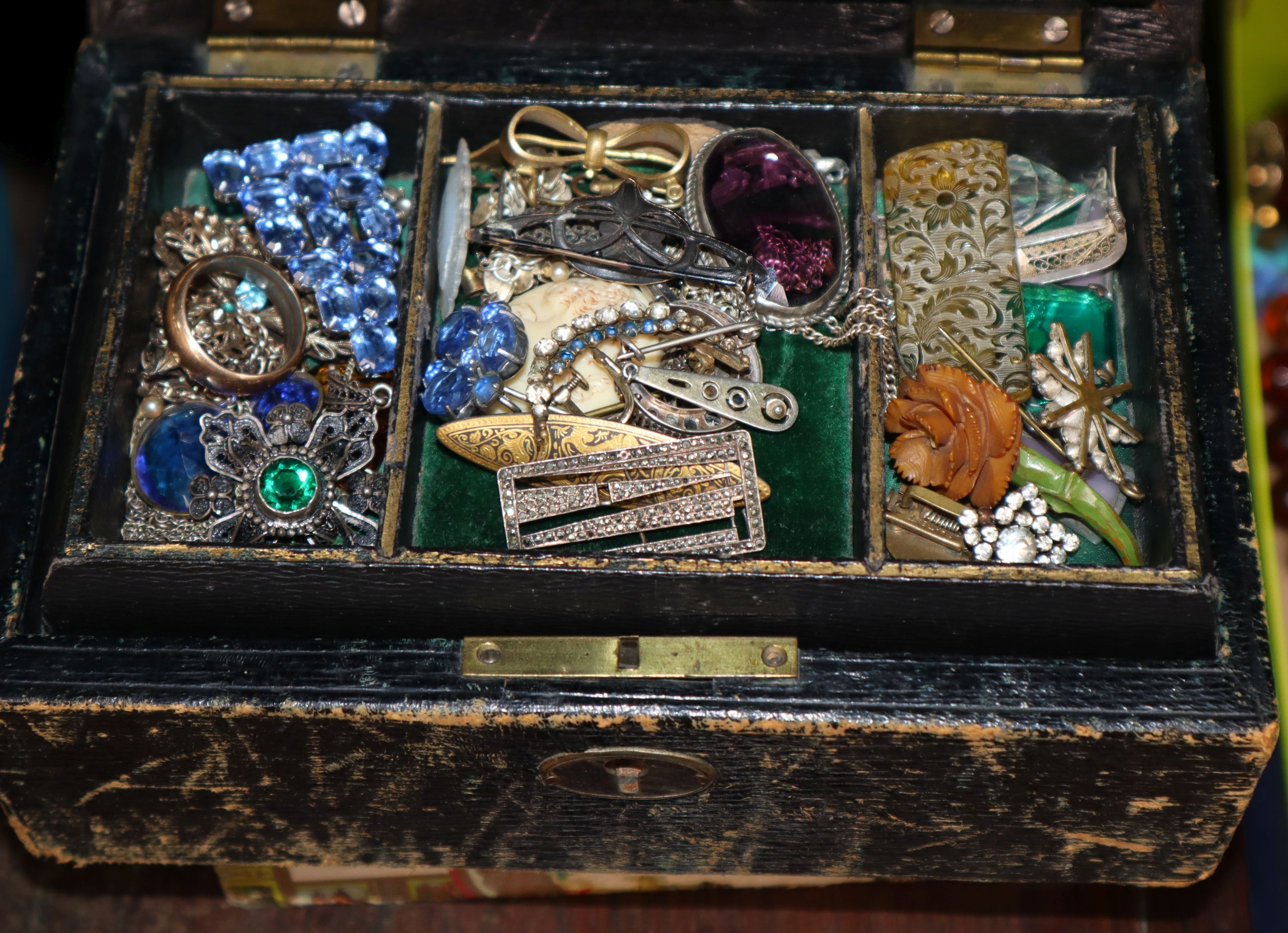 A large quantity of mixed costume jewellery