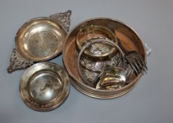 A silver bottle coaster, silver tea strainer and pin dish, four silver spirit labels, a plated label