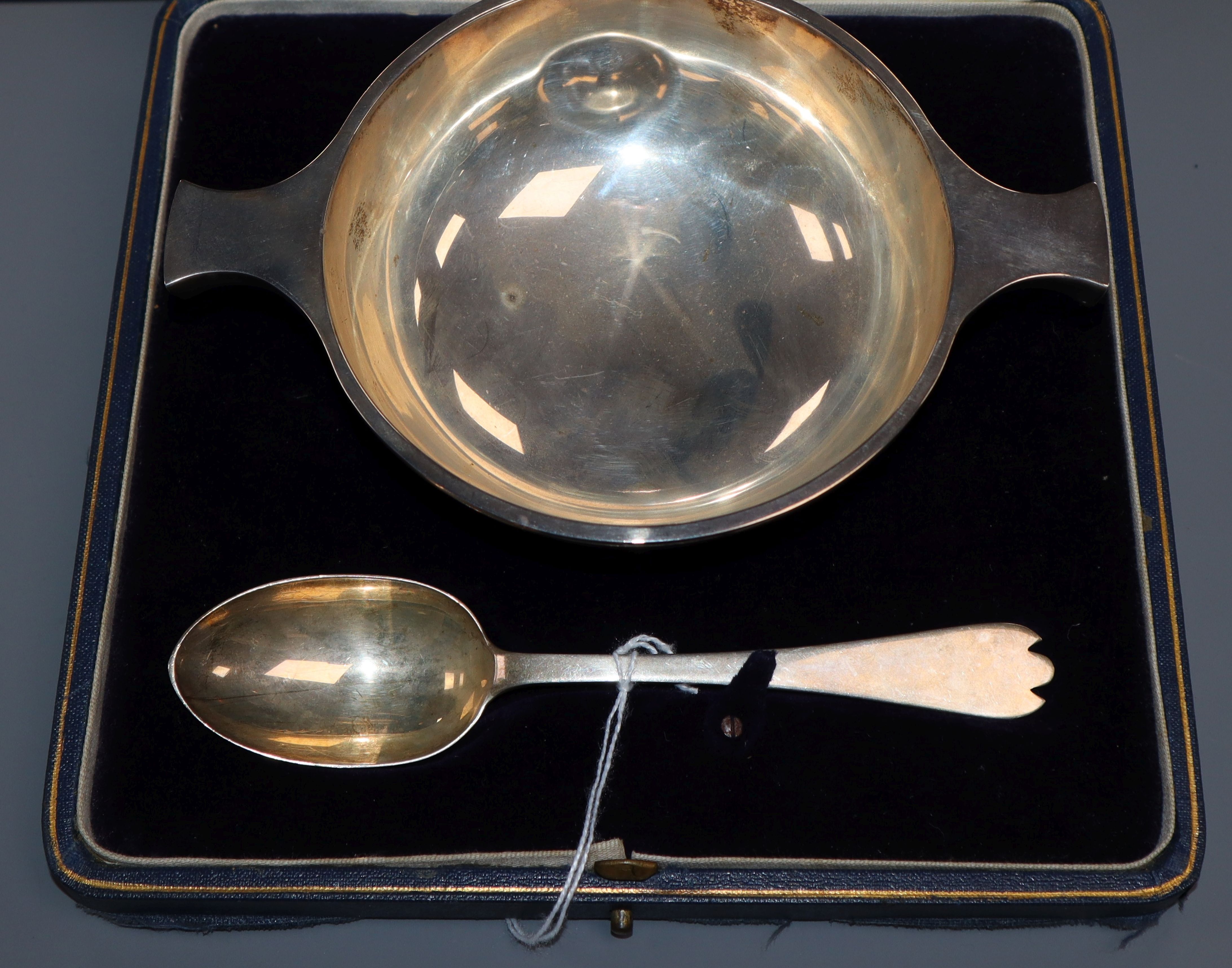 A cased George V silver quaich and spoon, by Goldsmiths & Silversmiths Co Ltd, London, 1928.