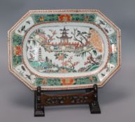 A Chinese export famille verte rectangular dish with canted angles, Kangxi period, length 37cm, wood