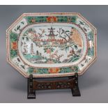 A Chinese export famille verte rectangular dish with canted angles, Kangxi period, length 37cm, wood