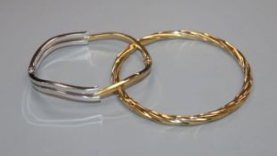 Two 375 yellow metal hinged bracelets including one by Uno-A Erre.