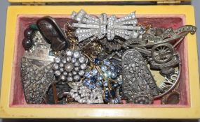 A mixed group of assorted costume jewelley including loose stones.