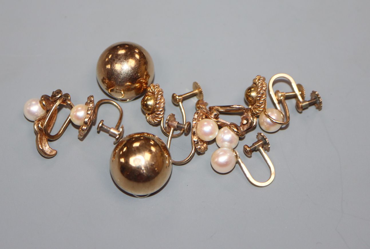 Five assorted pairs of 9ct gold earclips including cultured pearl set.