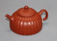 A Chinese Yixing teapot height 7cm