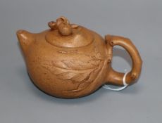 A Chinese Yixing teapot height 8cm
