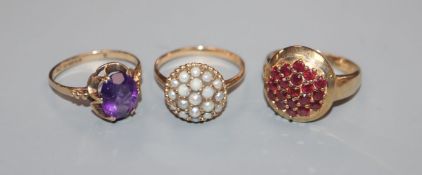 Three assorted 9ct gem set dress rings, including amethyst and split pearl.