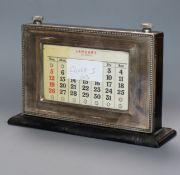 A modern silver mounted desk calendar, London, 1987, height 14cm.