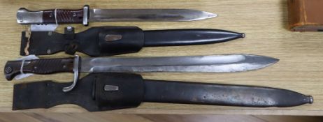 An Imperial German WWI bayonet, Luneschloss, Solingen and a bakelite and steel handled bayonet,