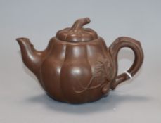 A Chinese Yixing teapot height 10cm