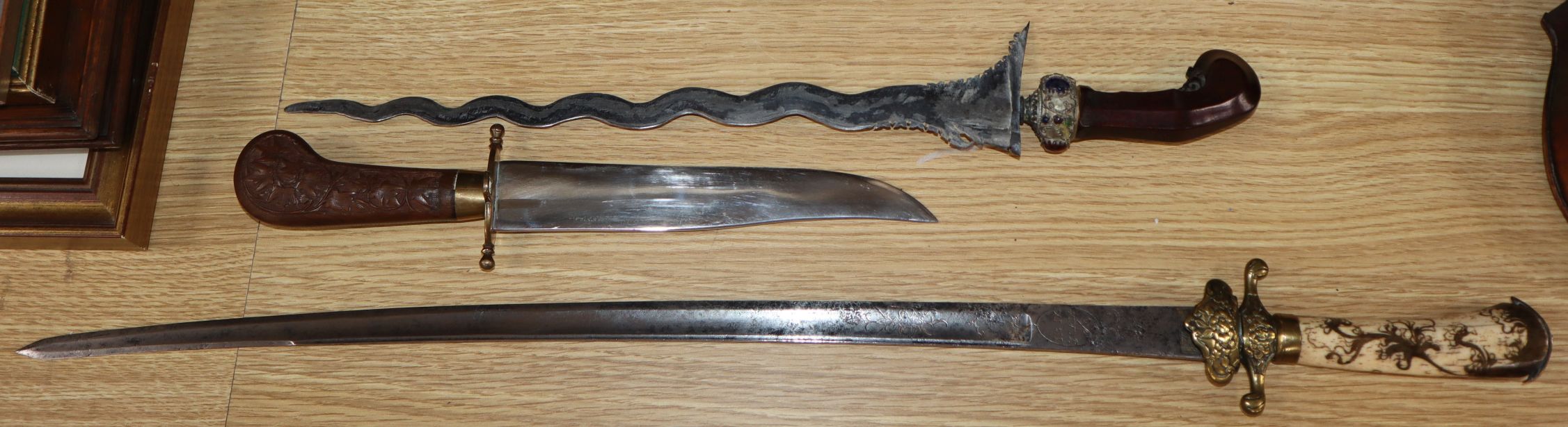 An 18th century and later hunting hanger, a 19th century Kris and an Indian dagger - Image 2 of 2