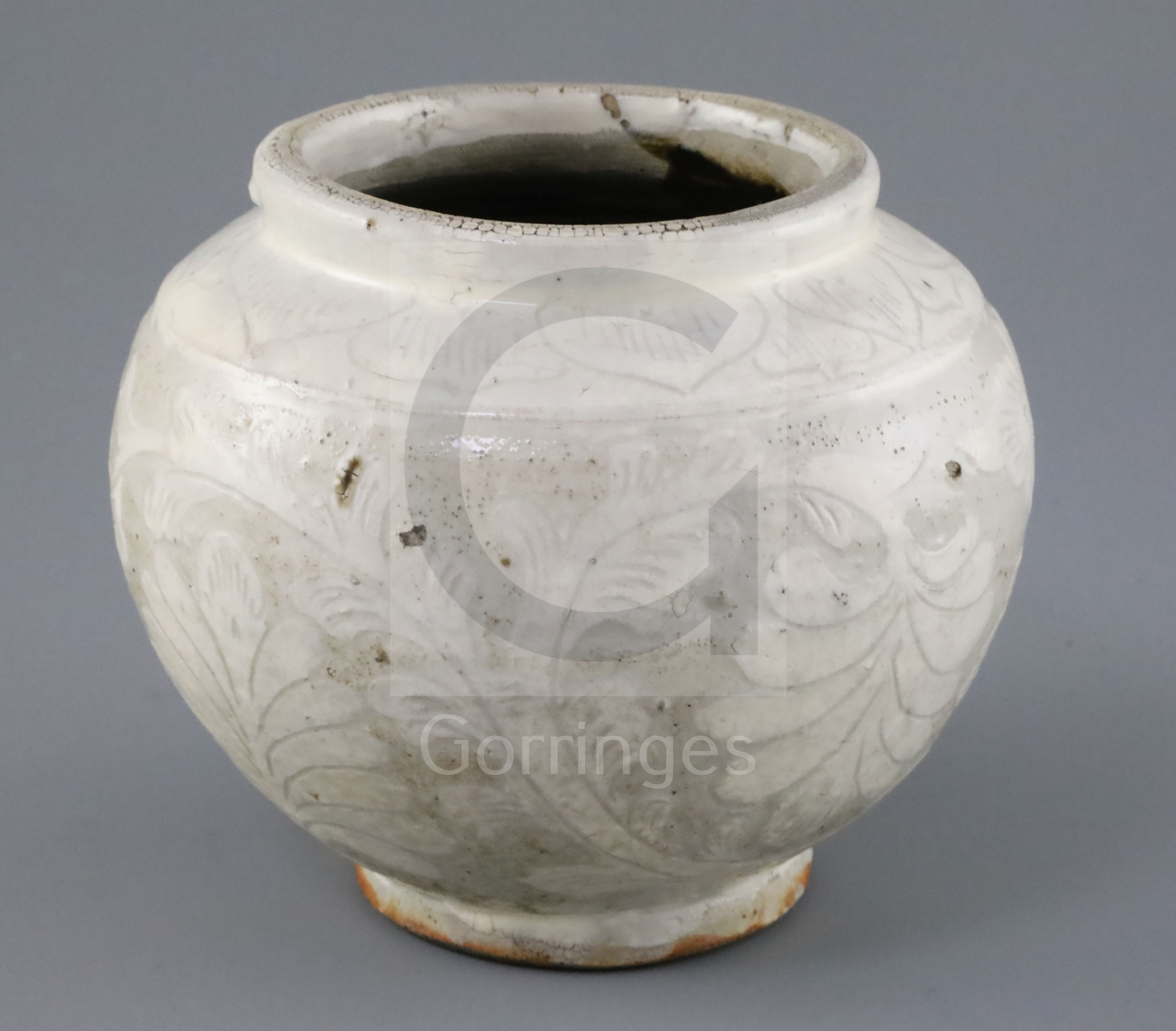 A Chinese Cizhou carved globular jar, probably Song-Jin dynasty the cream glaze incised with - Bild 2 aus 3