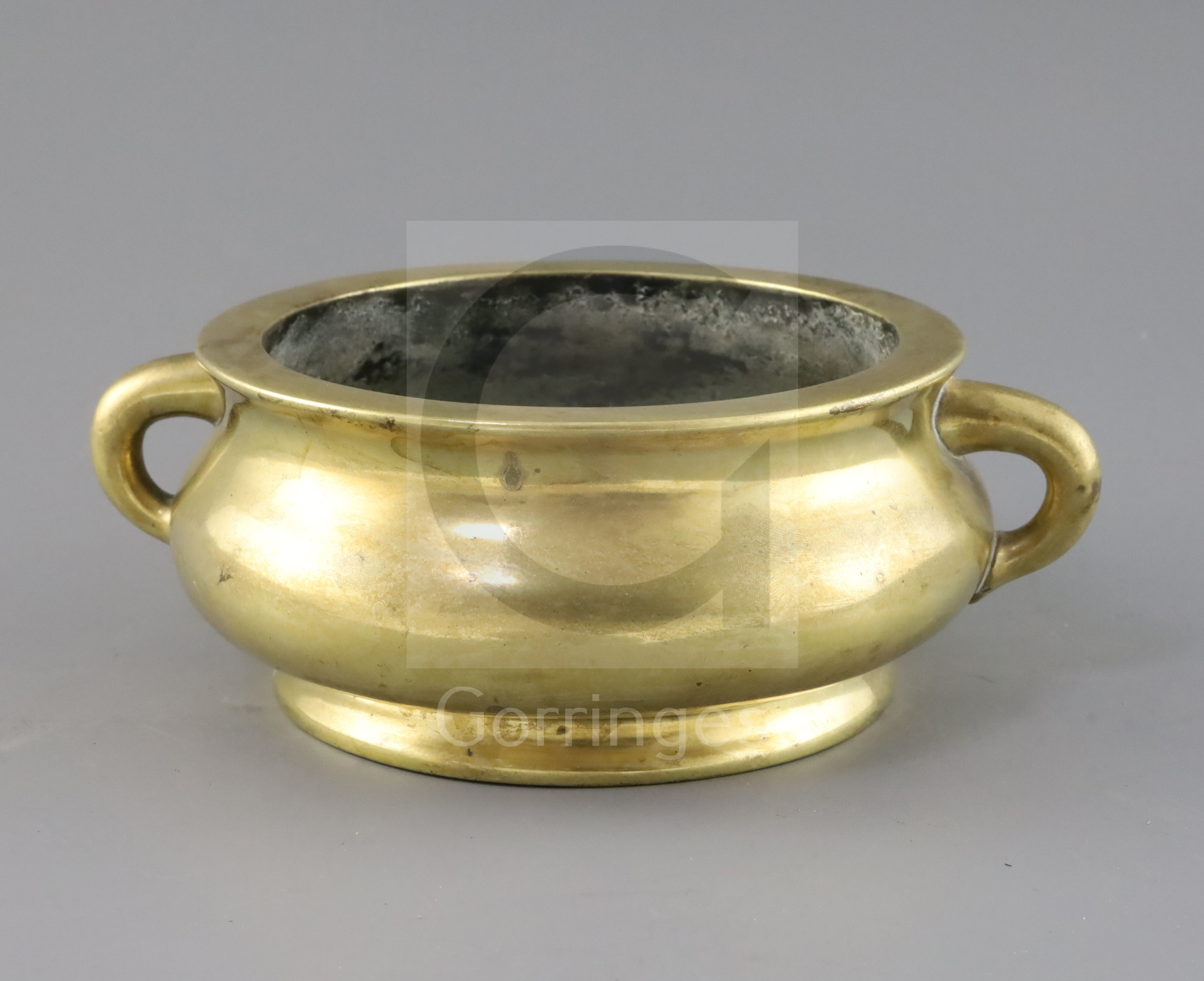 A good Chinese polished bronze censer, gui, 17th/18th century, applied with a pair of lug handles, - Bild 2 aus 3
