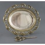 An Edwardian parcel gilt silver oval fruit dish and similar pair of grape shears, by Peter Henderson