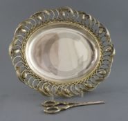 An Edwardian parcel gilt silver oval fruit dish and similar pair of grape shears, by Peter Henderson