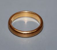 A 22ct gold wedding band, size M.