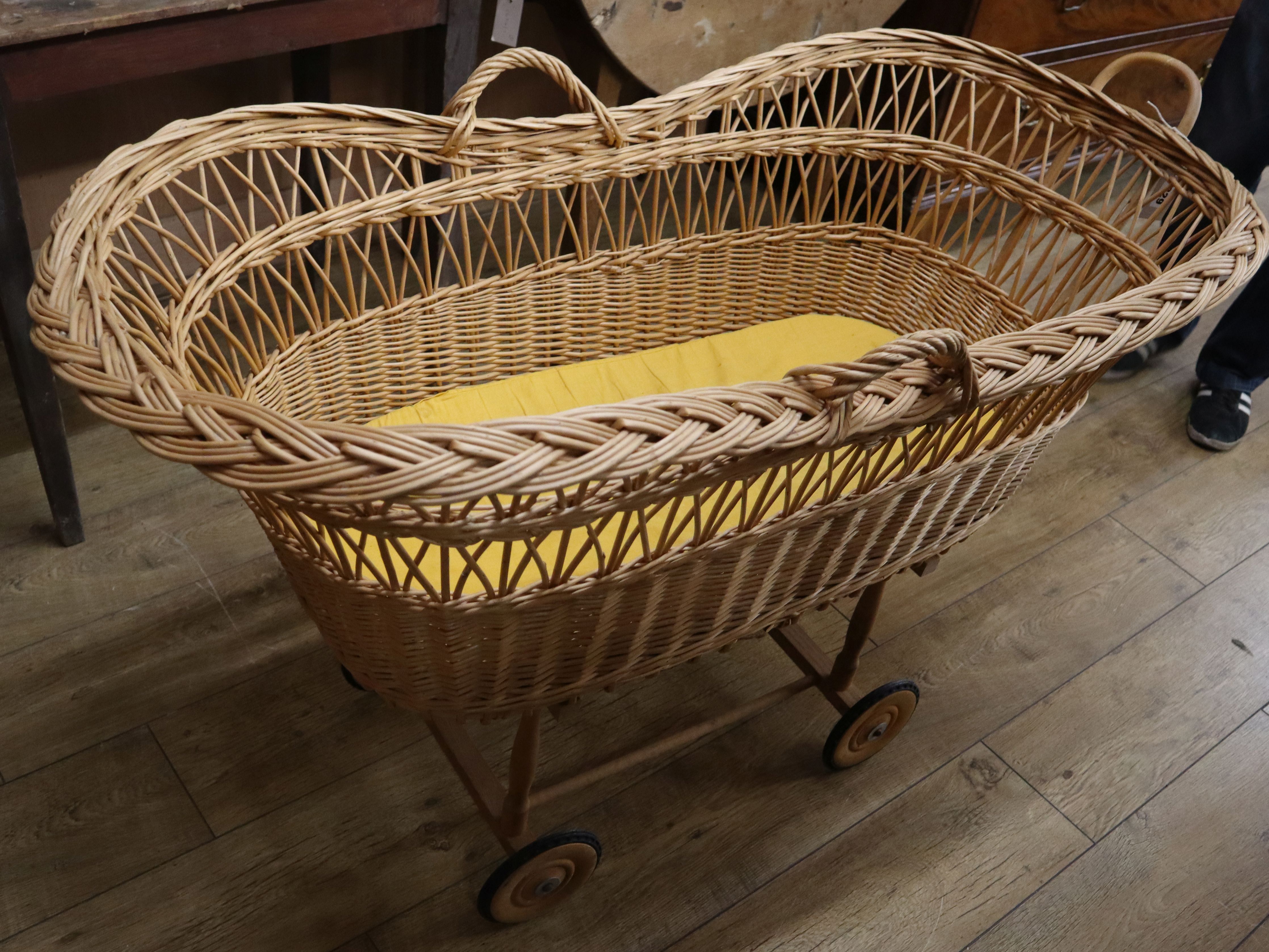 A wicker crib L.114cm