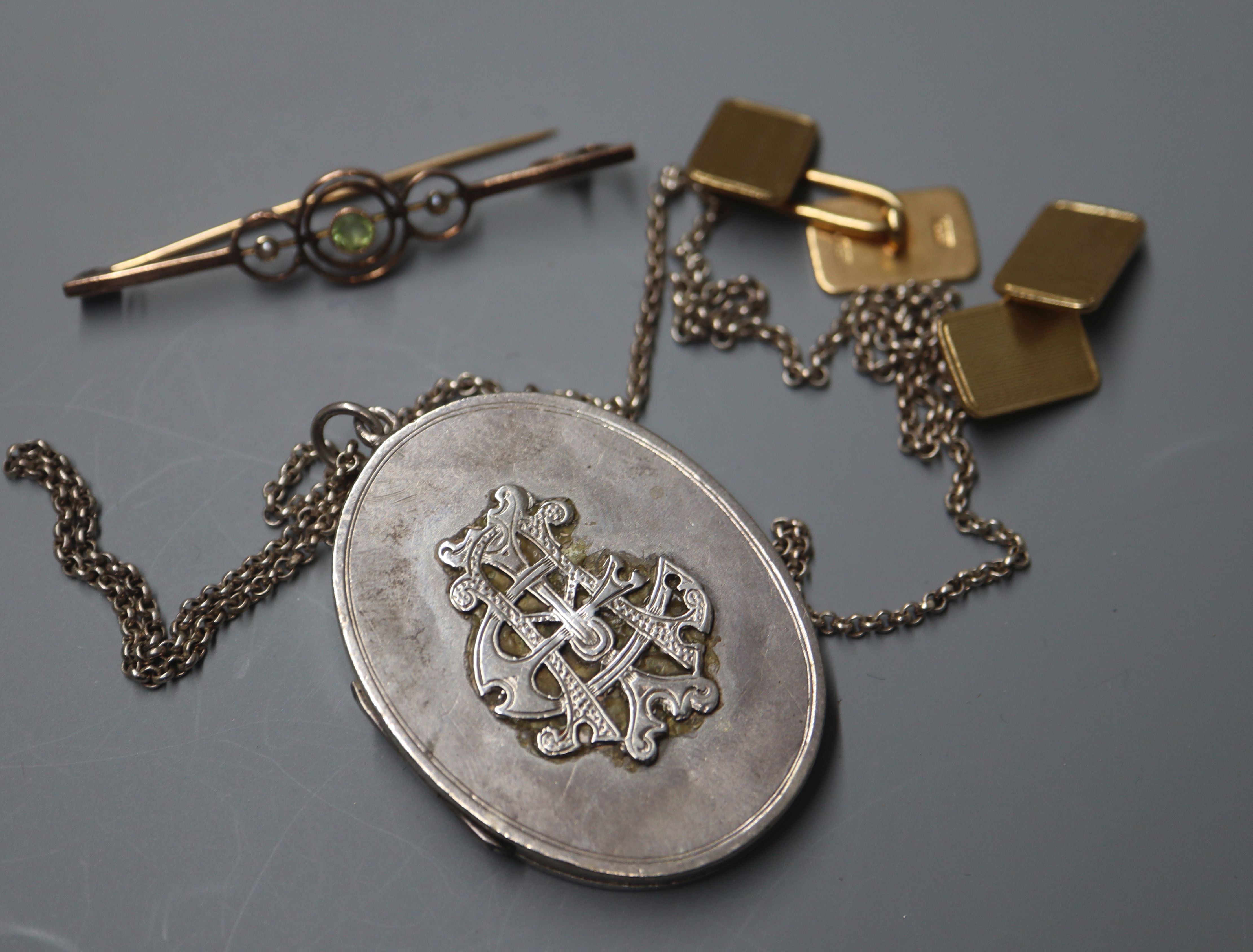 A pair of 9ct. gold rectangular cufflinks, a bar brooch, a silver locket on chain.