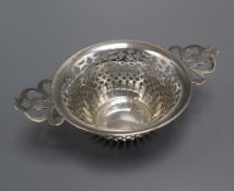 A late Victorian pierced silver two handled bowl, Deakin & Francis, Birmingham, 1899, 15.2cm over