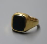 An 18ct gold signet ring with uncut bloodstone matrix, size T.