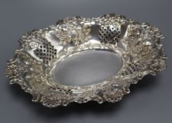 A late Victorian pierced silver oval fruit dish, Birmingham, 1898, 30.2cm, 10 oz.