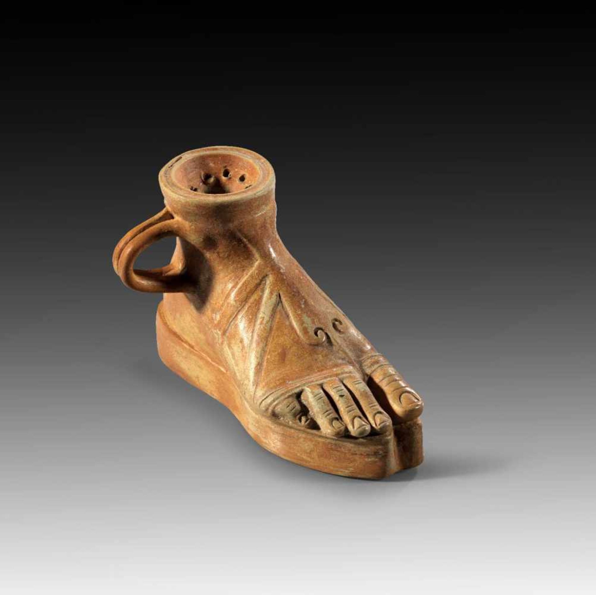 Griechischer Askos in Form eines Fußes mit Sandale. Magna Graecia, 4. - 3. Jh. v. Chr. H 8,4cm, L