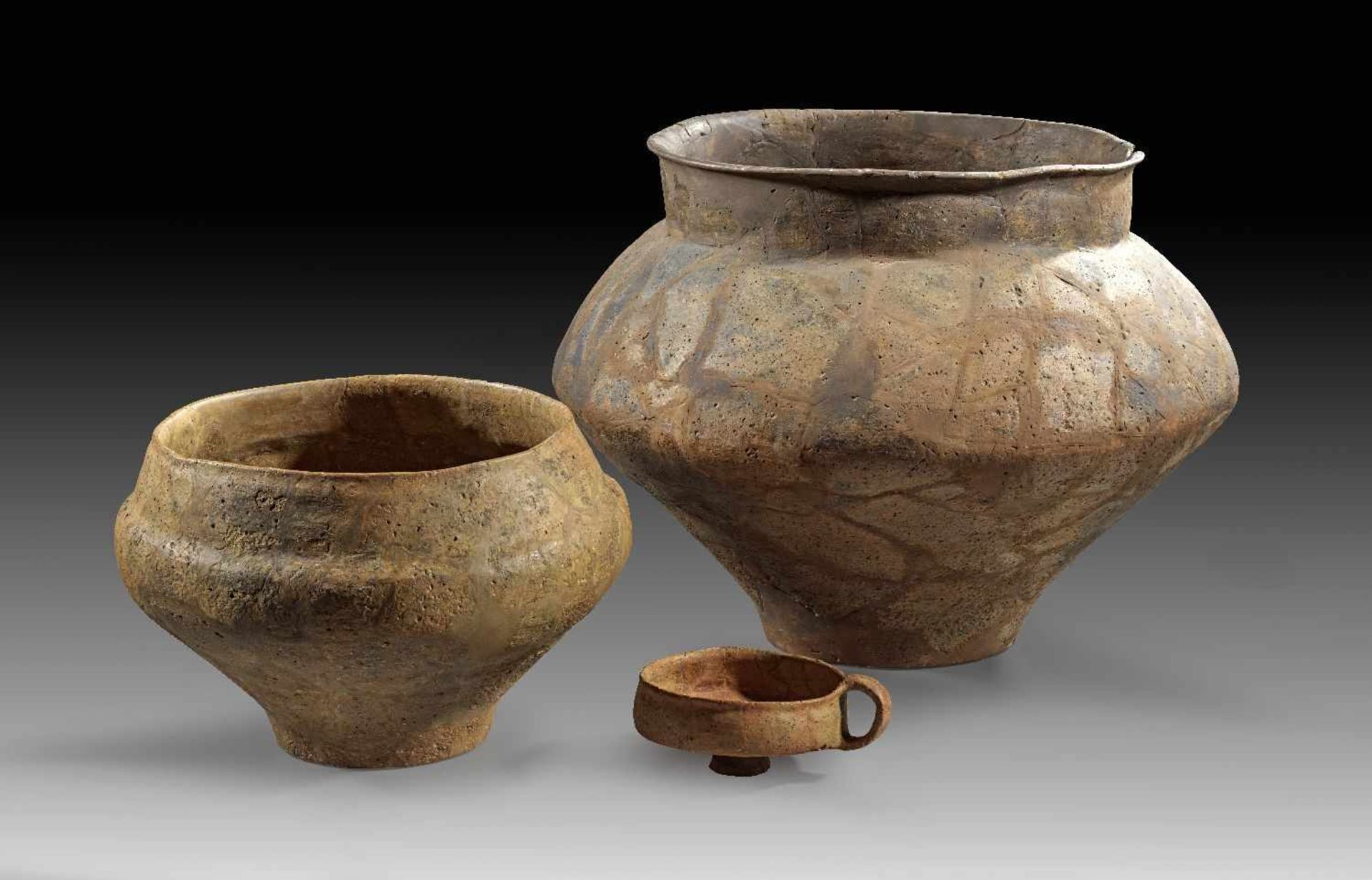 Sammlung bronzezeitliche Gefäße. Urnenfelderzeit, spätes 2. Jt. v. Chr. a) H 30,5cm, ø 42cm,