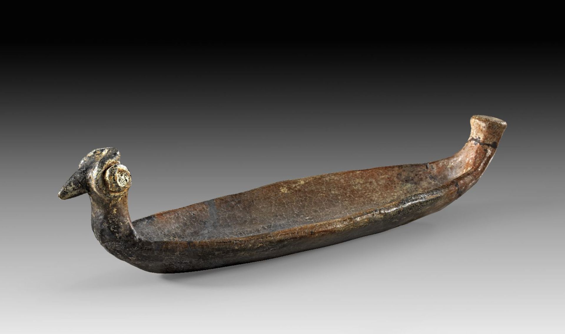 Boot mit Widderkopf. Mittelitalien, ca. 8. Jh. v. Chr. Brauner Ton, L 25,5cm. Braune Impasto-