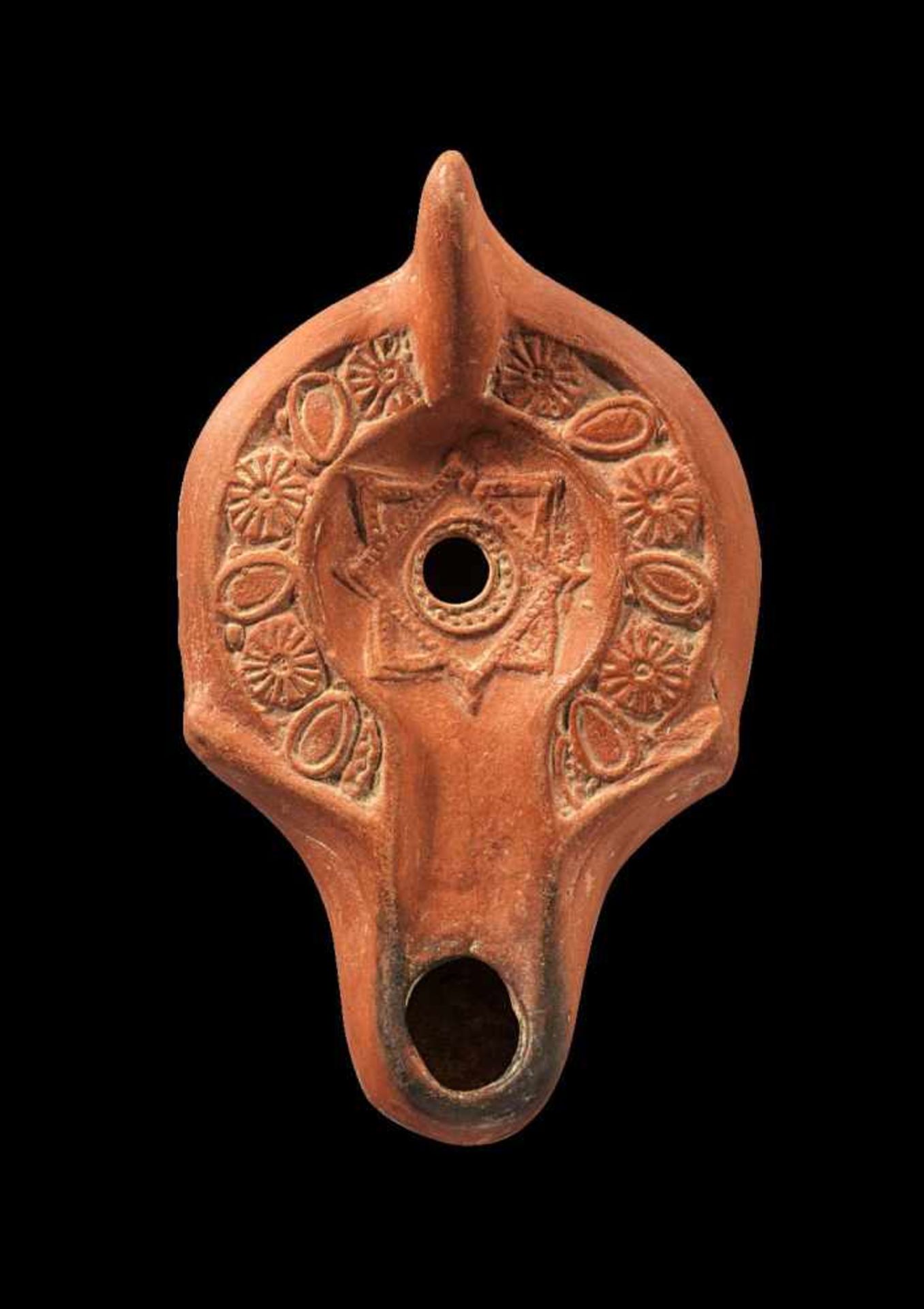 Spätantike Lampe mit Oktogon. Nordafrika, 4. - 5. Jh. n. Chr. L 13,9cm, H (mit Henkel) 5,9cm.