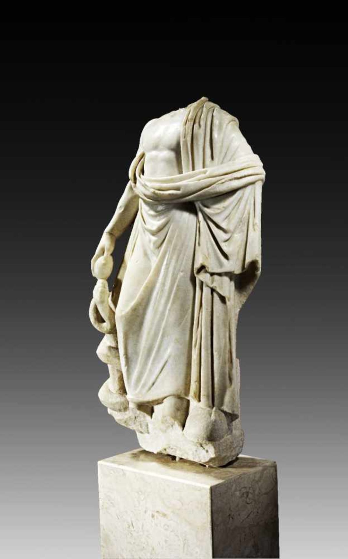 Torso des Asklepios. Römische Kaiserzeit, 1. / 2. Jh. n. Chr. Weißer, feinkristalliner Marmor. H - Bild 2 aus 3