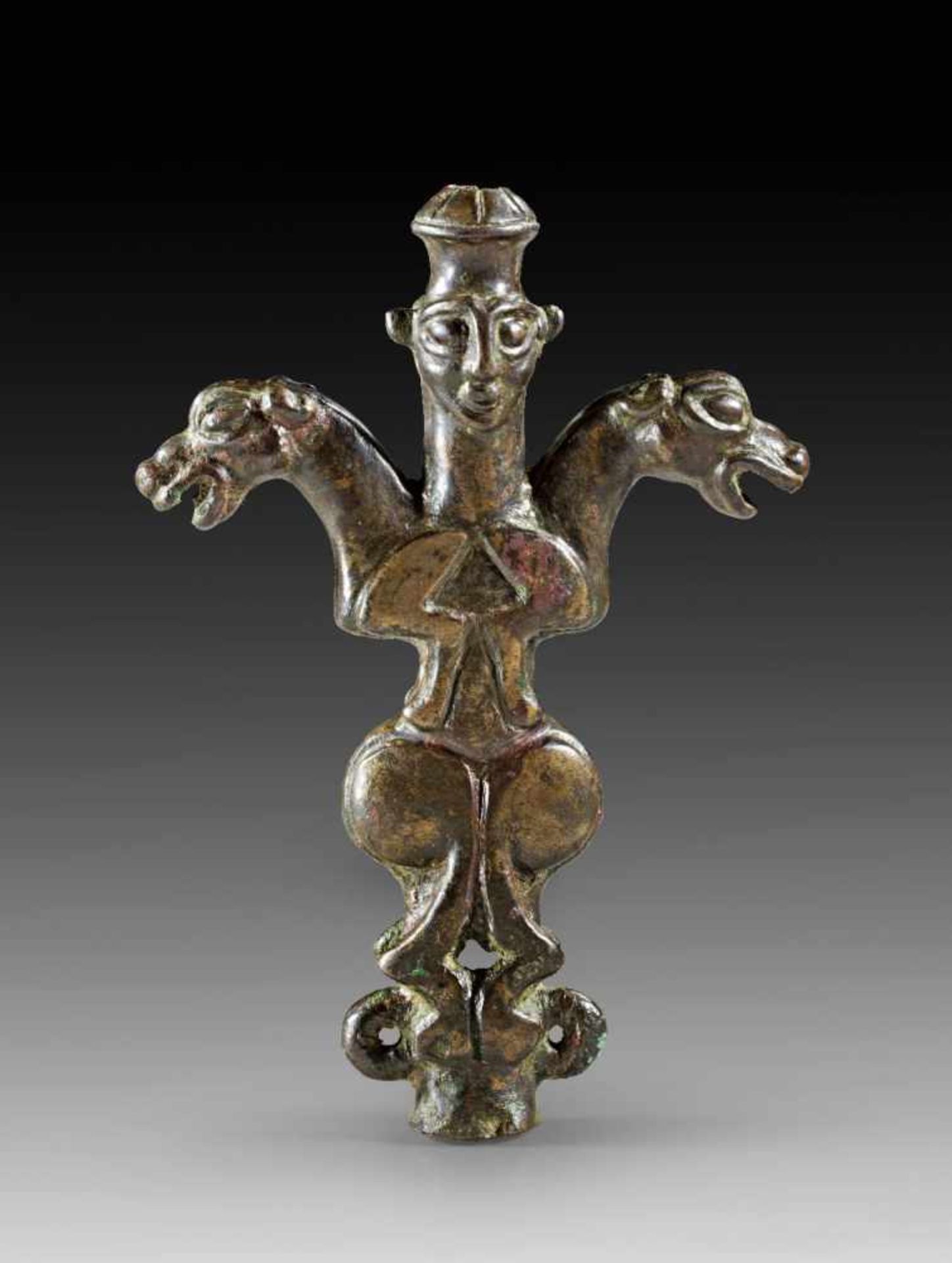 Standartenaufsatz. Luristan, 8. - 7. Jh. v. Chr. L 10cm. Bronze. Gedrungene Form mit einem