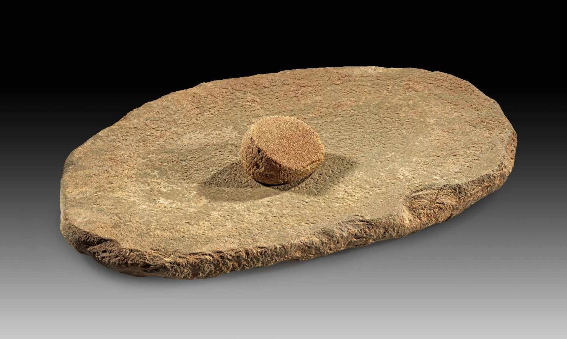Neolithische Reibeplatte mit Reibestein. 8. - 7. Jt. v. Chr. L ca. 48cm, B max. 33cm, H ca. 3,5cm.