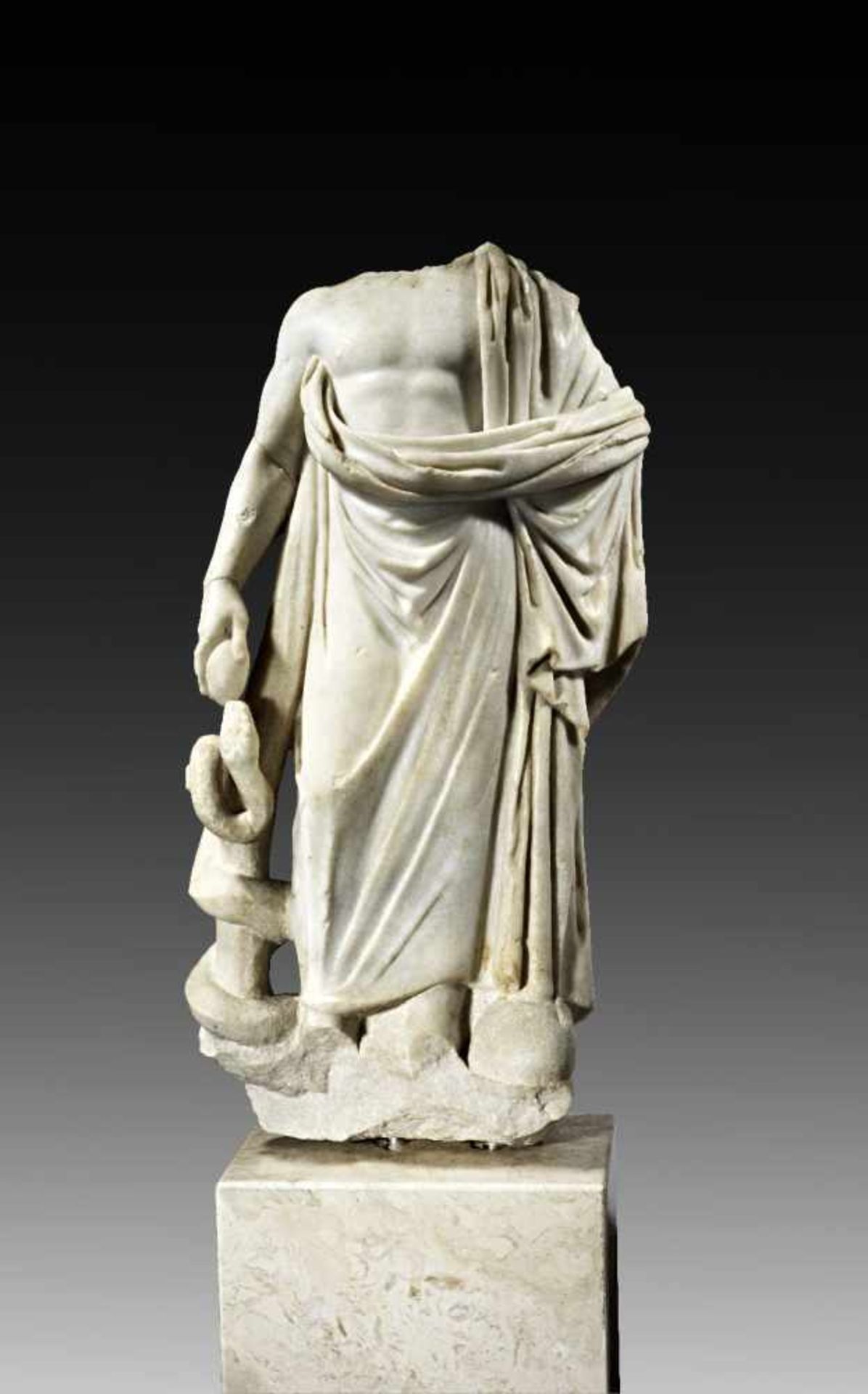 Torso des Asklepios. Römische Kaiserzeit, 1. / 2. Jh. n. Chr. Weißer, feinkristalliner Marmor. H