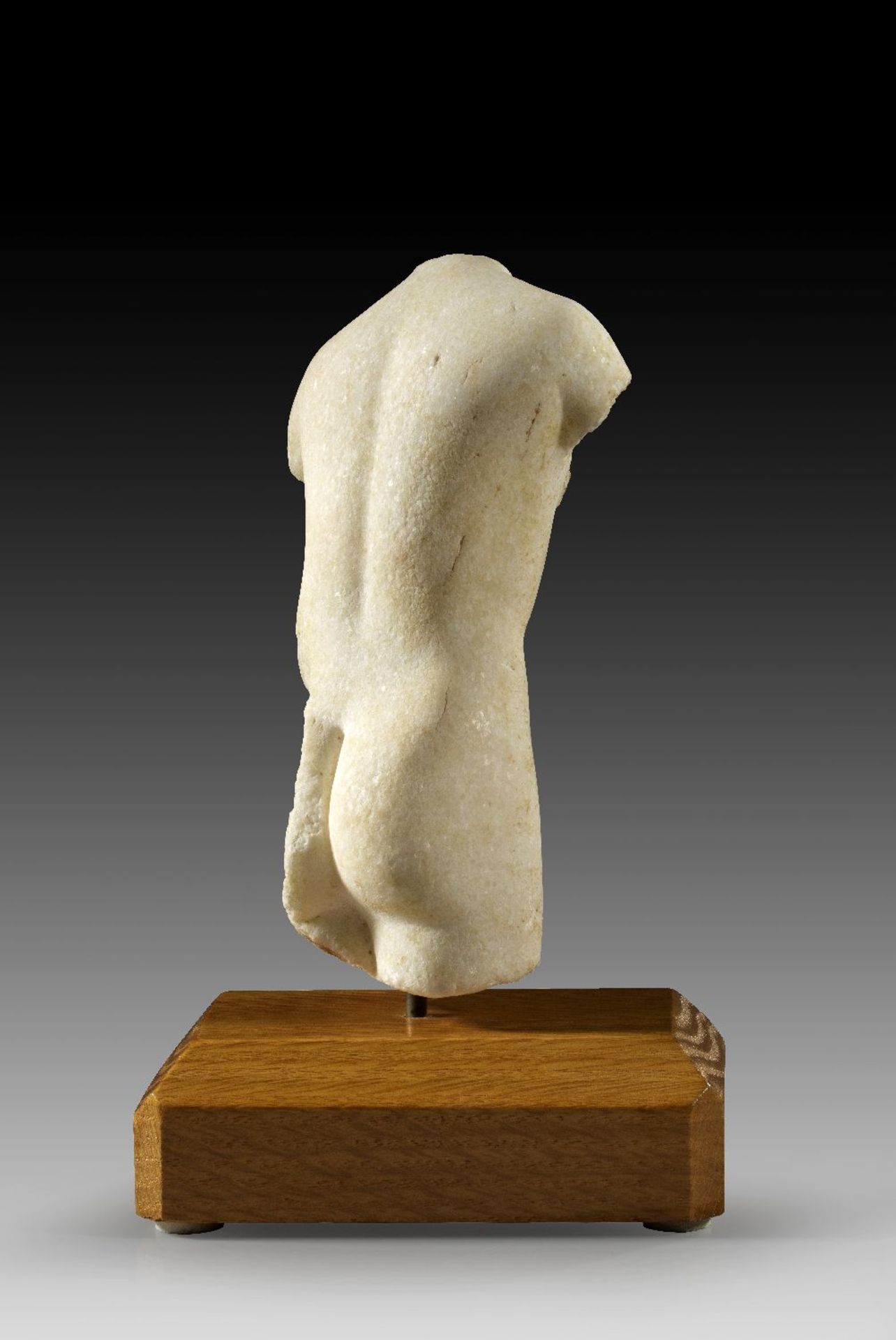 Aphroditetorso. Röm. Kaiserzeit, 1. - 2. Jh. n. Chr. Grobkristalliner Marmor, H 17,7cm. Hals, Arme