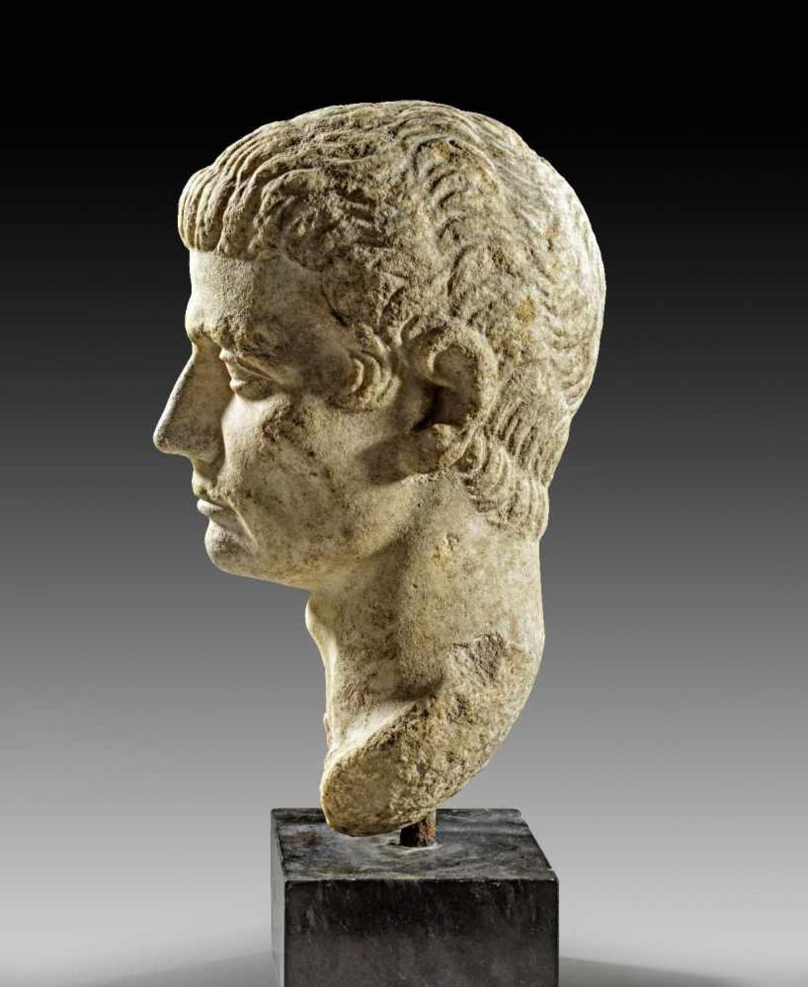 Porträt eines Römers. 2. Hälfte 1. Jh. n. Chr. Weißer, feinkristalliner Marmor, H 34cm. Lebensgroßer - Bild 2 aus 2