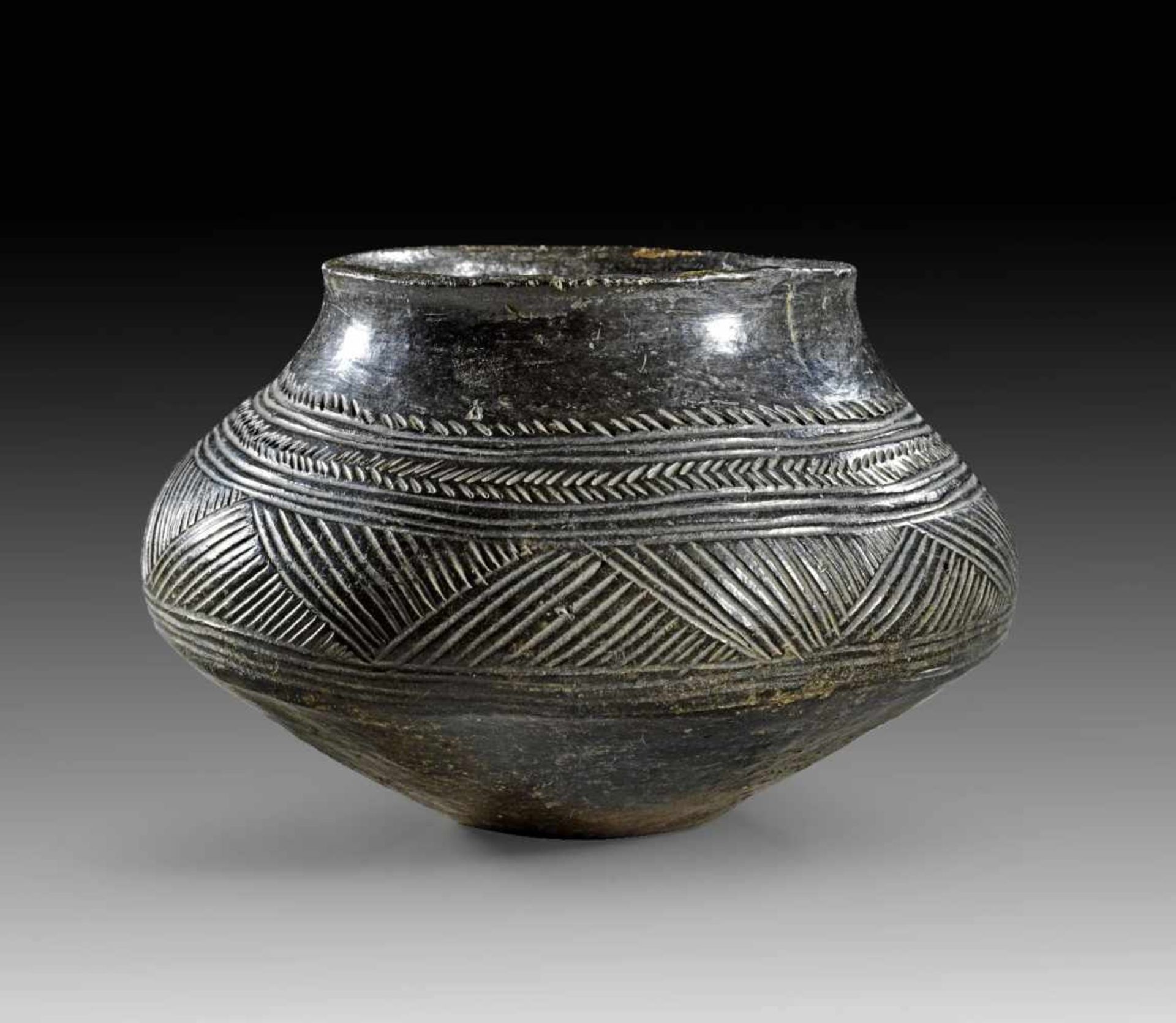 Schale der Lausitzer Keramik. 2. - 1. Jt. v. Chr. ø 11,1cm. Aus schwarzem, poliertem Ton. Flacher,